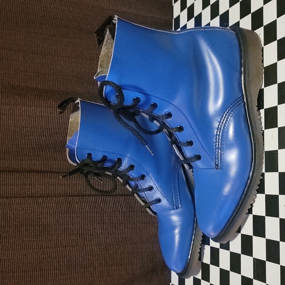 *SOLD* Made in England Dr. Martens Boots - Picture 2 of 11